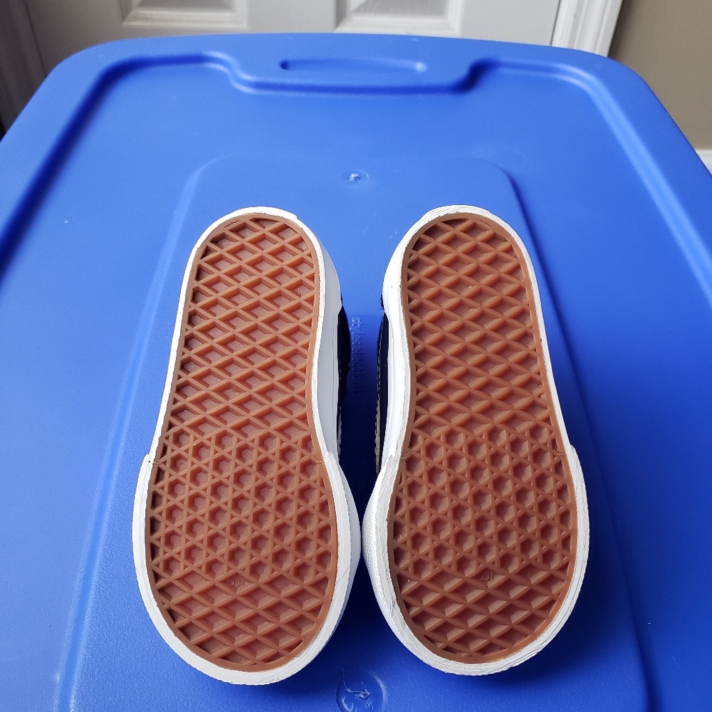 Vans - Picture 2 of 4